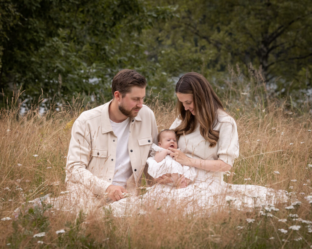 Mamma och pappa beundrar sin nyfödda