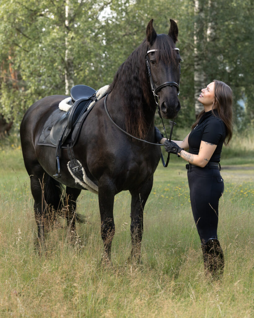 Kvinna tittar upp mot sin häst